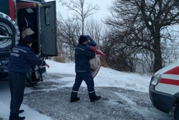 Николаевские спасатели помогли медикам добраться через стихию к 2-летнему больному малышу