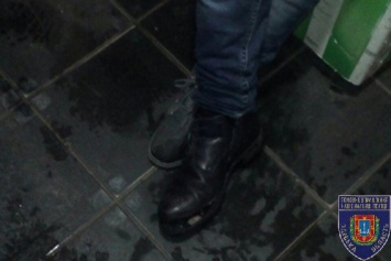 В Одессе пьяный иностранец отобрал у продавца обувь, чтобы не замерзнуть