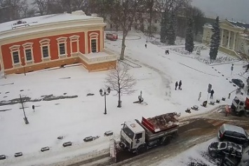 Снегоуборочный грузовик застрял возле одесской мэрии (ВИДЕО)