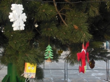 В Запорожье крадут игрушки с елки и растаскивают коробки-"подарки"