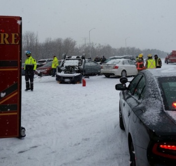 Снегопад стал причиной столкновения более 100 машин неподалеку от Торонто