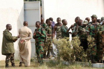 Мятежники в Кот-д`Ивуаре отпустили на волю членов правительства во главе с министром обороны
