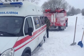 Машина скорой помощи застряла в снегу в Черниговской области