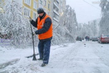 В Херсоне нацгвардейцы вместе с уборщиками чистят от снега территорию почти 300 домов