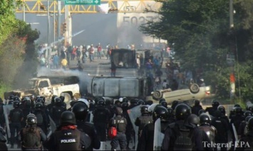 Протесты в Мексике: пикап врезался в строй полицейских