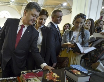 Что прочитал Петр Порошенко в 2016 году: любимые книги Президента в уходящем году