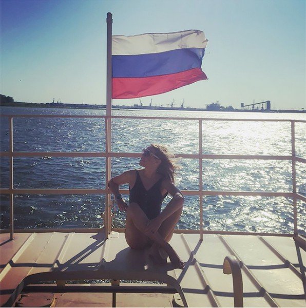 Ксения Собчак в черном купальнике покаталась на лодке в Астрахани