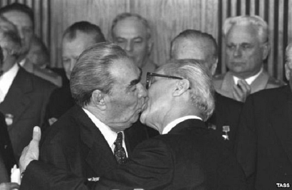 Приколы про политиков: "Поцелуйчики и обнимашечки" мировых лидеров