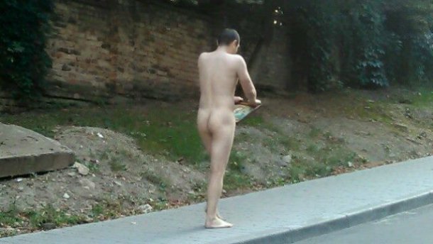 Во Львове прямо посреди улицы бегает голый мужчина с иконой
