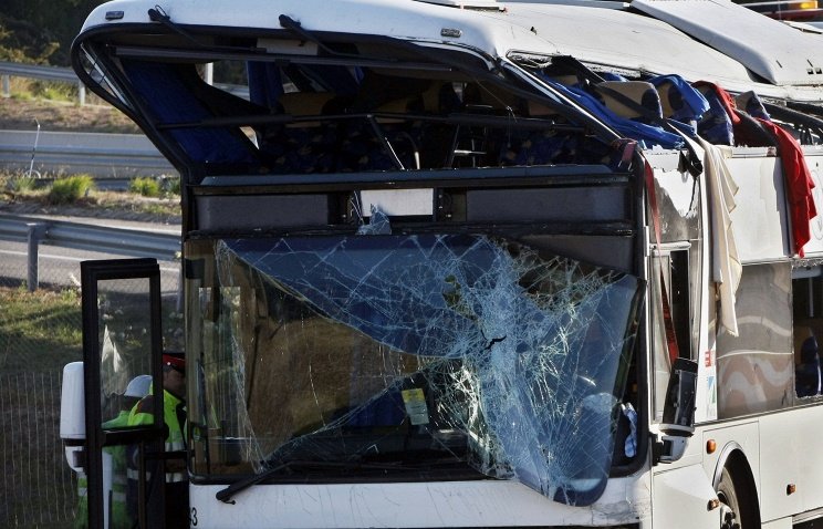 Во Франции туристическому двухэтажному автобусу снесло крышу