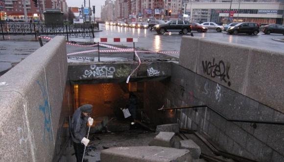 В Санкт-Петербурге Ford рухнул в подземный переход