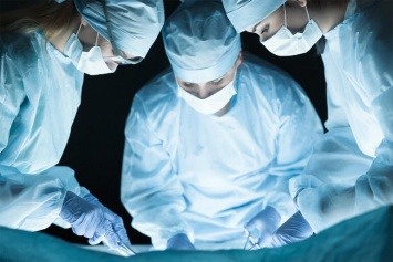 Хирурги нашли на яичнике 16-летней пациентки опухоль с мозгом и волосами