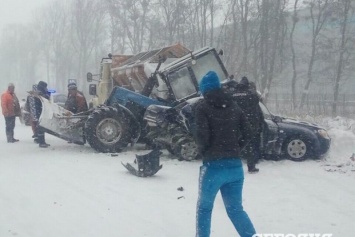 Несколько авто врезалось в колонну снегоуборочной техники в Киевской области