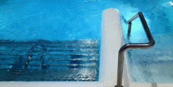 В Новосибирске семилетний ребенок застрял в бассейне аквапарка