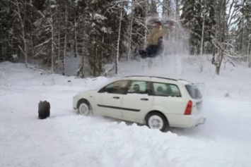 В лобовую на авто: экстремал выполнил опаснейший трюк на сноуборде - невероятное видео