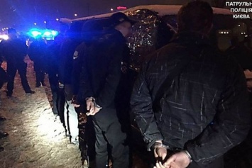 Патрульные в Киеве с погоней задержали бус с подозреваемыми в разбойном ограблении
