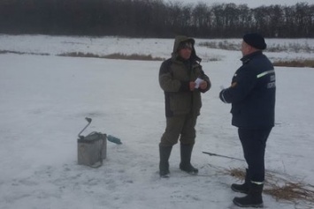 Спасатели Доброполья рассказали местным рыбакам о правилах безопасности во время зимней рыбалки