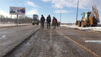 В Керчи посыпают дороги некачественной песчаной смесью