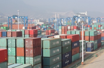 Китайский экспорт на фоне страхов о торговой войне с США показал максимальное падение с 2009 года