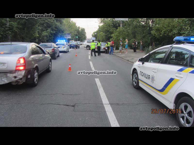 В Киеве в ДТП с Toyota Land Cruiser и Mercedes-200 травмирована 15-летняя девочка. ФОТО