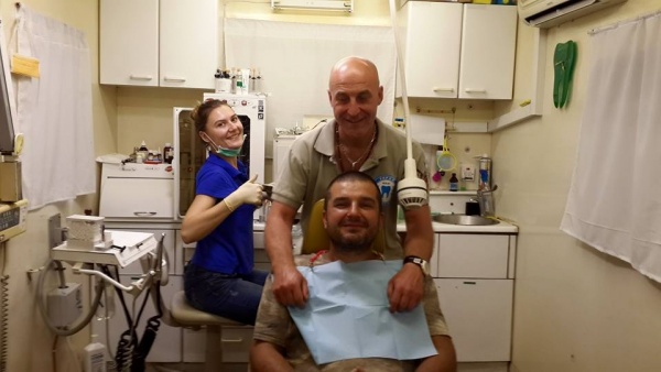 Запорожские дантисты поставили тысячному пациенту-"атошнику" патриотическую пломбу