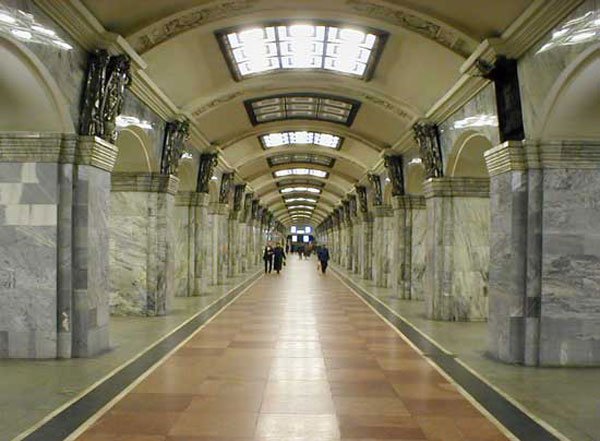 В Санкт-Петербурге 18-летняя абитуриентка пропала в метро
