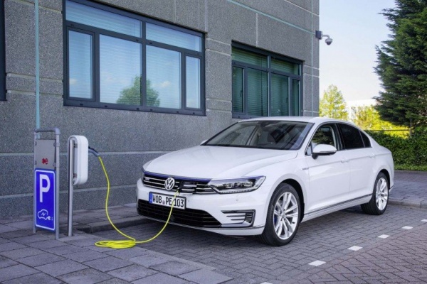 К выходу на рынок готовится VW Passat GTE (ФОТО)