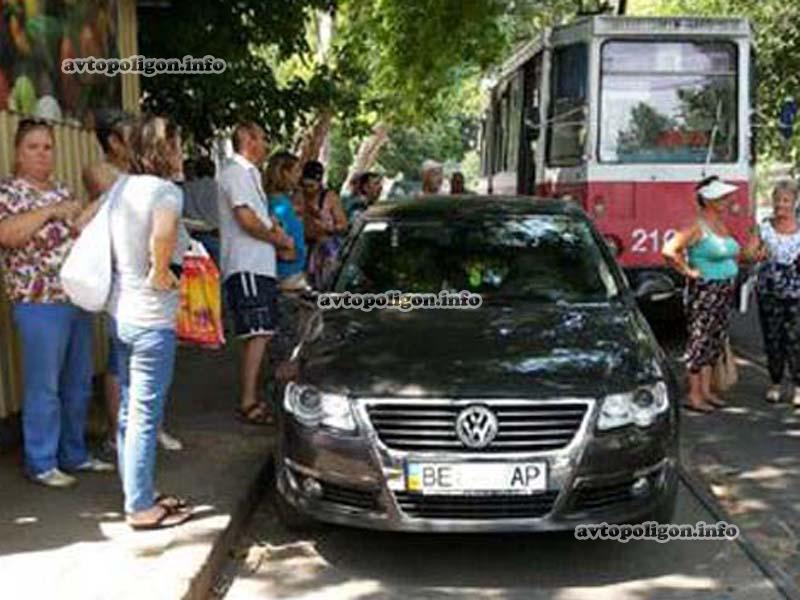 В Николаеве девушка на Volkswagen Passat заблокировала проезд трамваю. ФОТО