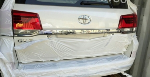 В Сети появились новые фото обновленного Toyota Land Cruiser