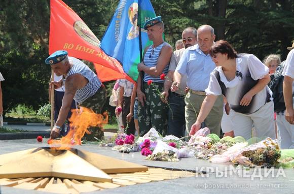 Тульские десантники почтили память погибших в войнах крымчан (ФОТО)