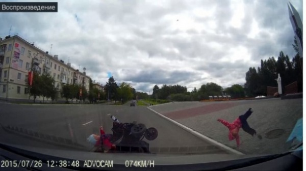 В России Volkswagen Polo снес коляску с тремя детьми (видео)