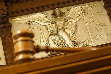 МВД: в зале киевского суда умер подсудимый