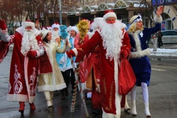 После парада и хороводов Деды Морозы покинули Мариуполь