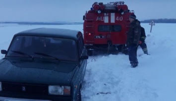 В Харьковской области из снежного плена спасли 16 автомобилей