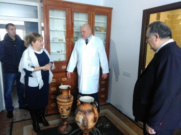 Раздававшая избирателям гречку депутат облсовета от БПП подарила две вазы амбулатории