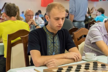 Экс-чемпиона по шашкам отстранили за вышиванку и критику Путина