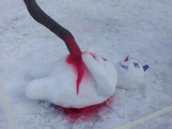Кровавые снеговики: в сети разгорелся скандал из-за фото в Днепре