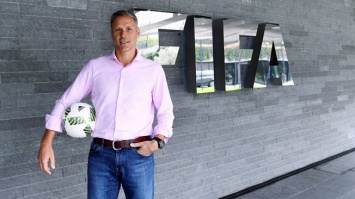 Технический директор ФИФА Марко ван Бастен отметил, что в скором времени в футбольных правилах могут произойти кардинальные изменения