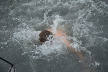 Лед и отмель не преграда! Мариупольцы окунаются в воду на Крещение (ФОТО+ВИДЕО)