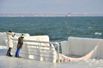 В Одессе шторм покрыл льдом набережную пляжа (ФОТО)