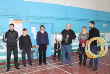 Учащиеся начальных классов Покровска, Родинского и п.Шевченко начали получать новый спортинвентарь