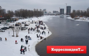 Крещение-2017: киевляне наводнили Днепр