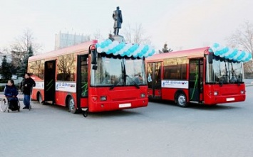 В Севастополе представили два новых низкопольных автобуса (ФОТО)