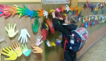 Харьковскую школу ко Дню соборности украсили разноцветными ладошками (Фото)