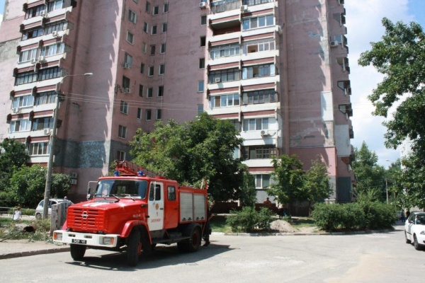 В Запорожье тушили пожар в 16-этажном доме, - фото