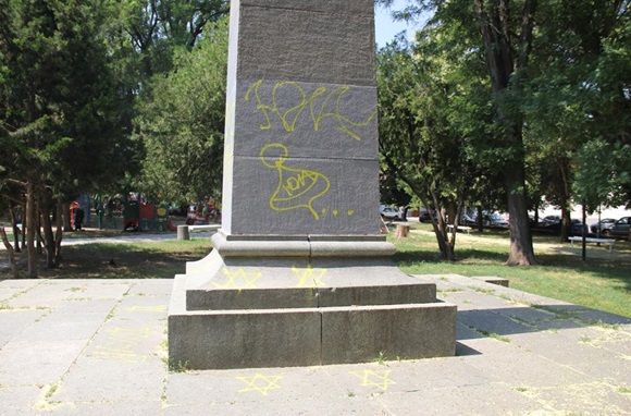 Вандалы осквернили памятник красногвардейцам в центре Симферополя антисемитскими надписями (ФОТО)