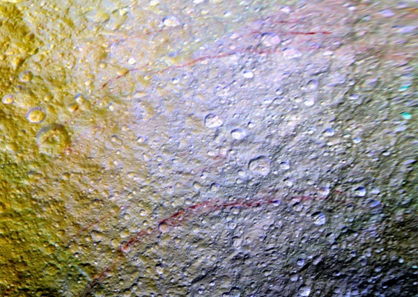 На поверхности спутника Сатурна нашли необычные красные линии
