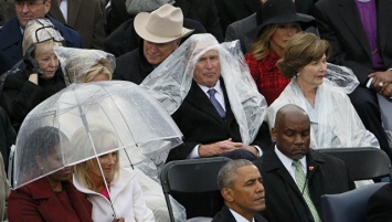 Боровшийся с дождевиком Джордж Буш-младший стал объектом шуток в соцсетях