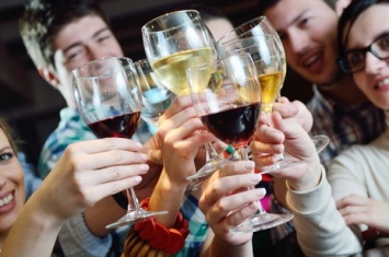 Ученые: Алкоголь во время празднования совершеннолетия может привести к запою