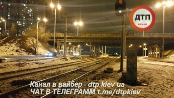 "В телефоне еще играла музыка": в Киеве поезд насмерть сбил парня